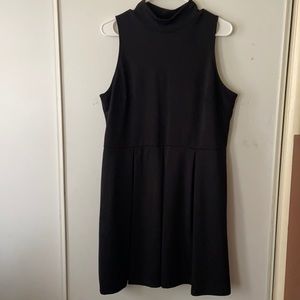 Sleeveless dress with turtle neck